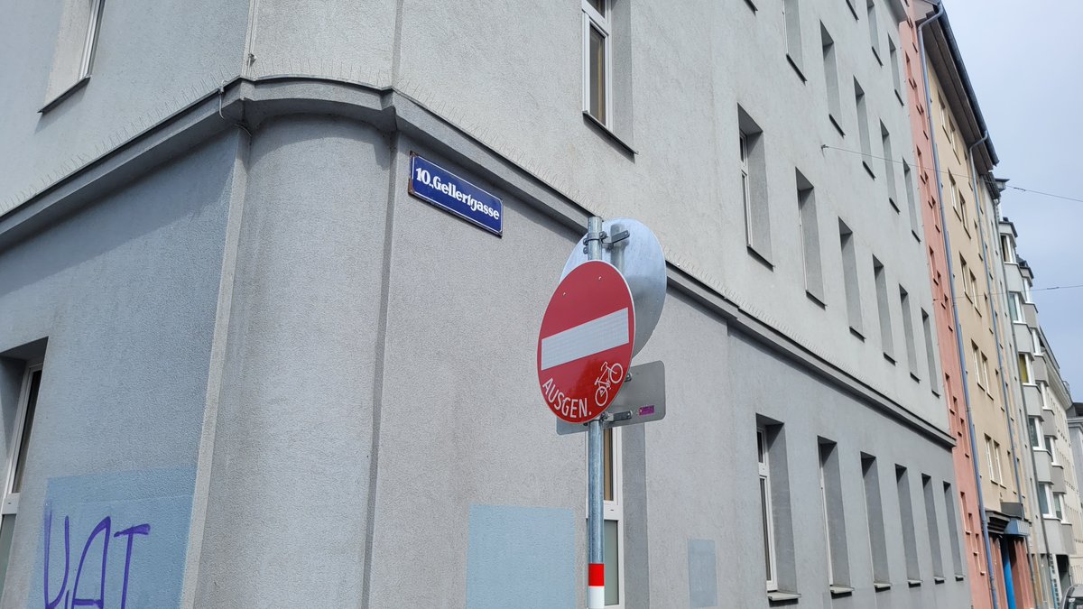 Neues aus Favoriten. Die Gellertgasse und die Kudlichgasse sind jetzt für Radfahren gegen die Einbahn freigegeben. Für die Kudlichgasse gibt es seit 5 (ja FÜNF) Jahren einen Beschluss vom Bezirk. Jetzt wurde er umgesetzt. Danke fürs Dranbleiben <a href="/gruenschwabl/">Viktor Schwabl</a> <a href="/struberg/">Mark Struberg</a> 
1/3