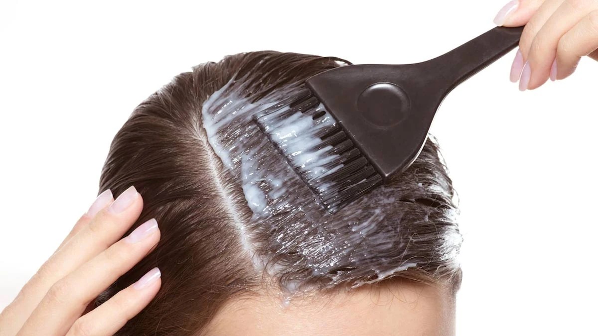 Homemade Hair Mask: गर्मियों के दिनों में पसीने की वजह से डैंड्रफ की समस्या बढ़ जाती है। धूल और प्रदूषण के संपर्क में आने से बालों में...