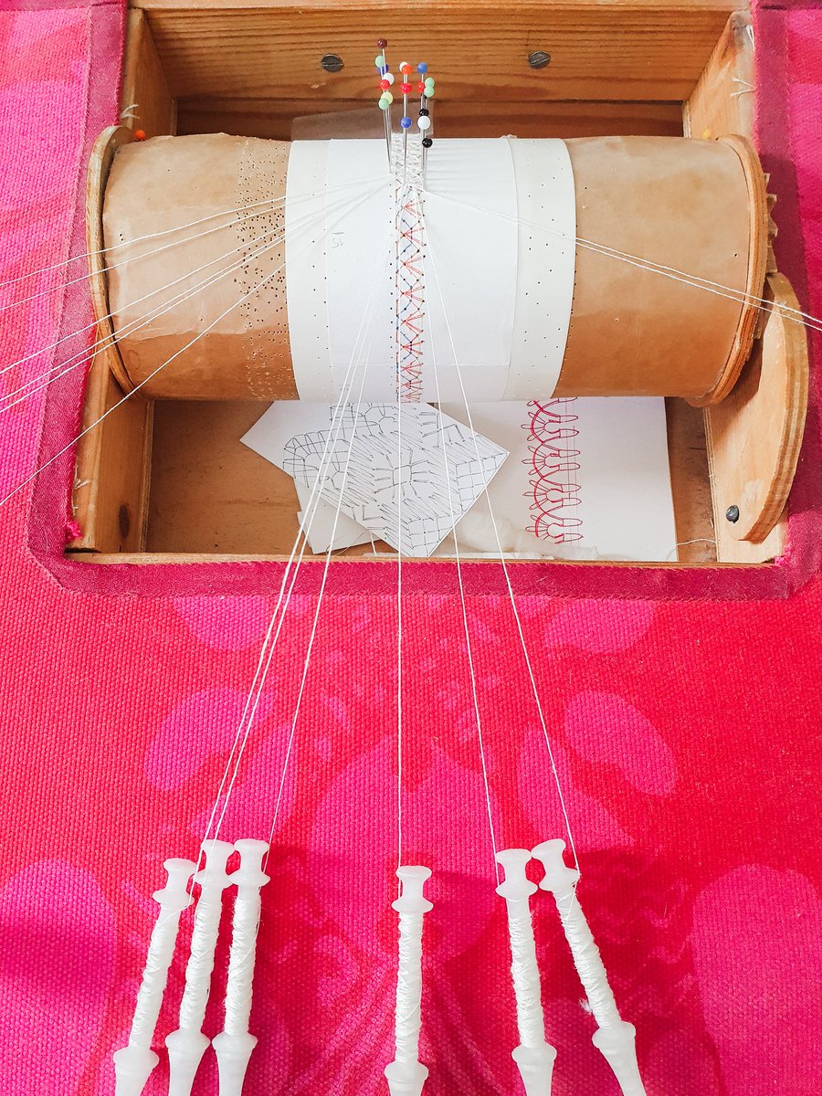 Battled the headache on Sunday with some lace making. I don't know why but sometimes it helps. Could be the consentration and movements.

I couldn't even bother changing the pricking 😅 I'll do that after a meter or so.