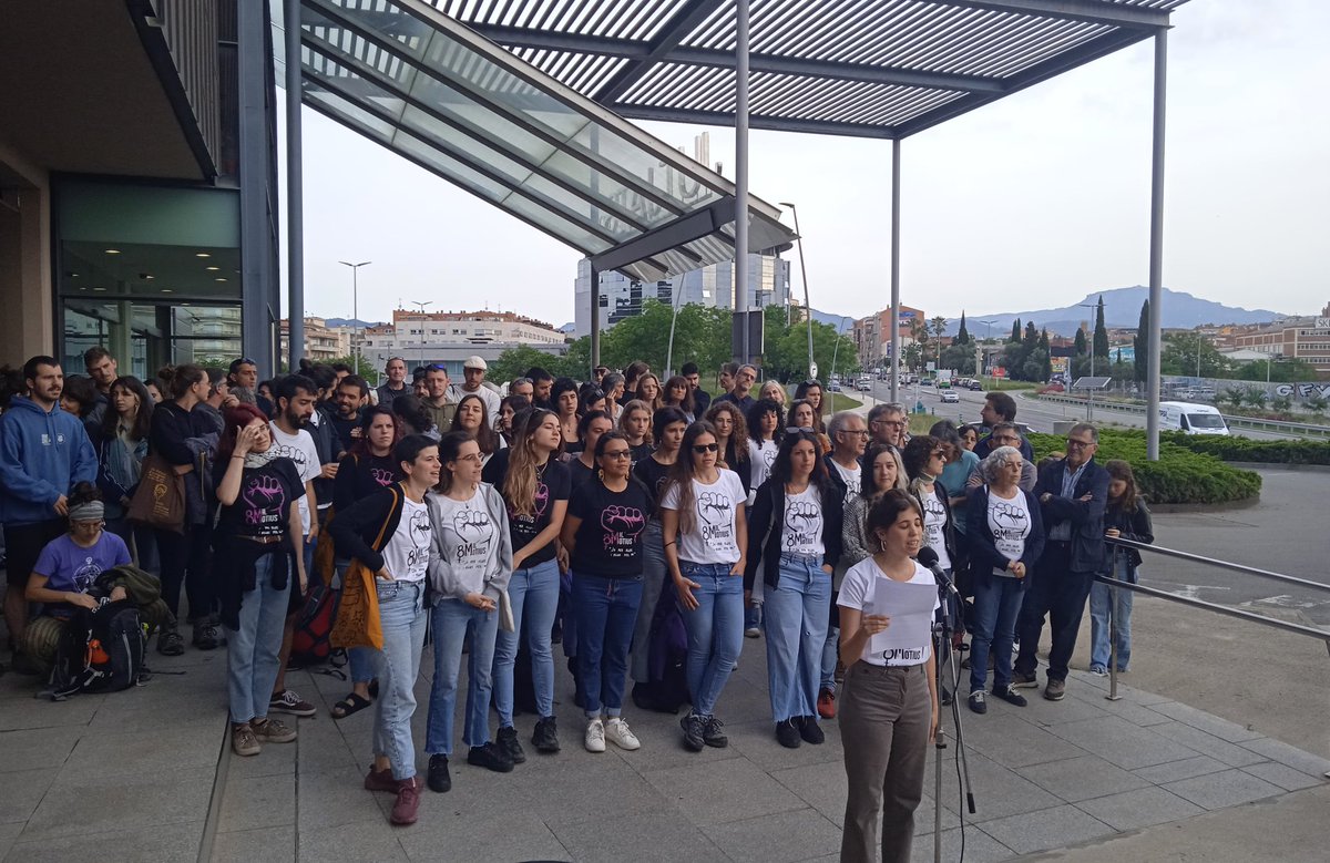 Tenim #8MilMotius per seguir lluitant, i que no hi hagi cap dubte que ho seguirem fent Aquell #8M vam sortir als carrers centenars de milers de dones arreu del món Per nosaltres, per elles, per totes! A les feministes, la repressió no ens atura, guanyarem!🔥