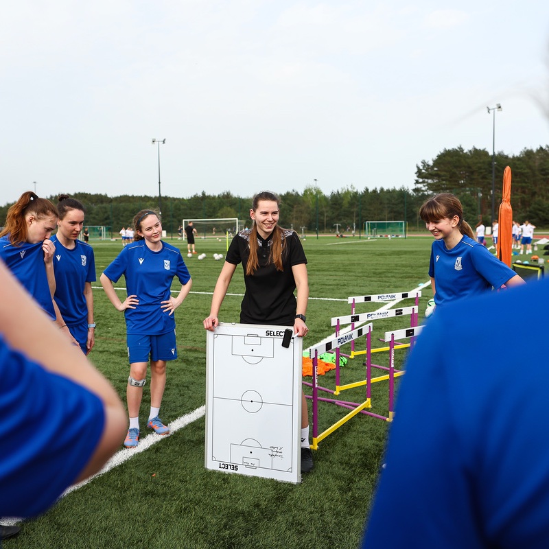Wygrana 3:0 z Jarotą Jarocin i awans naszej drugiej drużyny do III ligi na kolejkę przed końcem sezonu 🥳 Brawo dziewczyny! 🔵⚪️