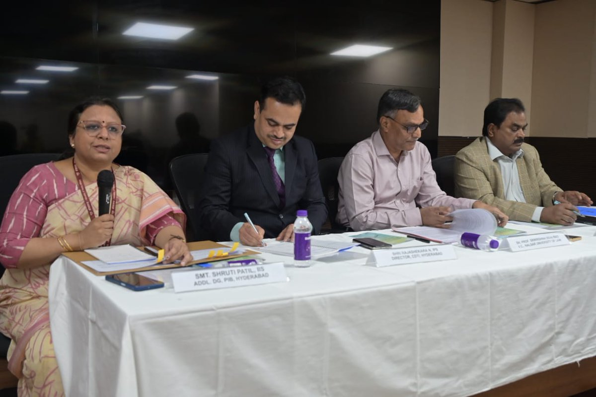 Chief guests of #Vartalap Shri Rajashekara N. IPS, Director, @bprdcdtihyd, #Hyderabad, Shri E Damoder, IPS (Retd), Former IG, AP Police, Shri Sri Krishna Deva Rao, VC @NALSAR_Official welcomed by Smt. Shruti Patil, Addl. DG @PIBHyderabad #NewCriminalLaws #NayeBharatKeNayeKanoon