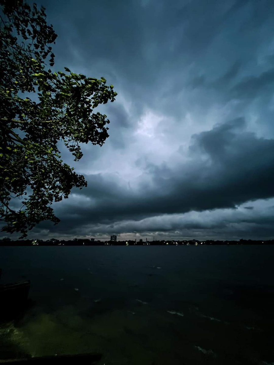 Kolkata battling #CycloneRemal fury..