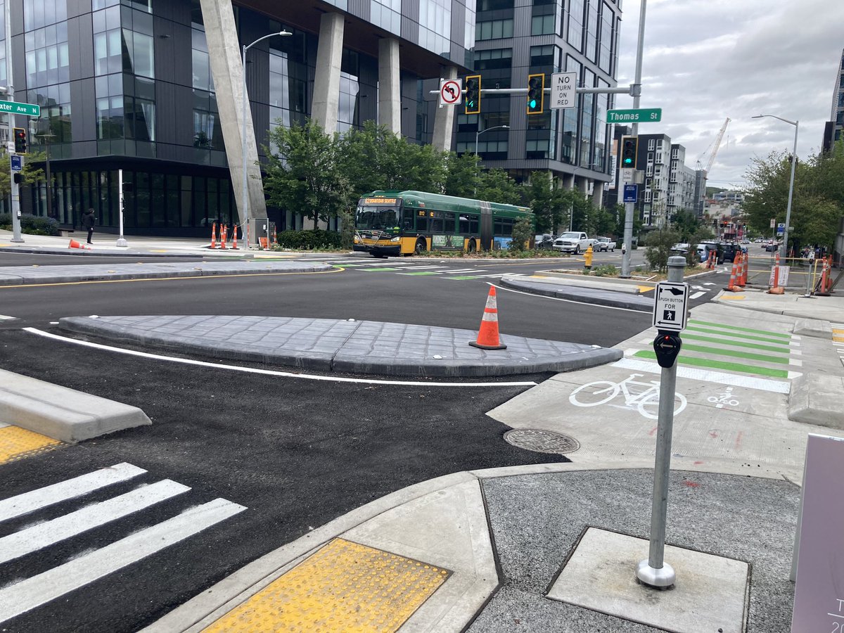WhileWfh's tweet image. It’s like seeing a famous person in the wild. #FanGirling #ProtectedIntersection #Seattle #SDOT