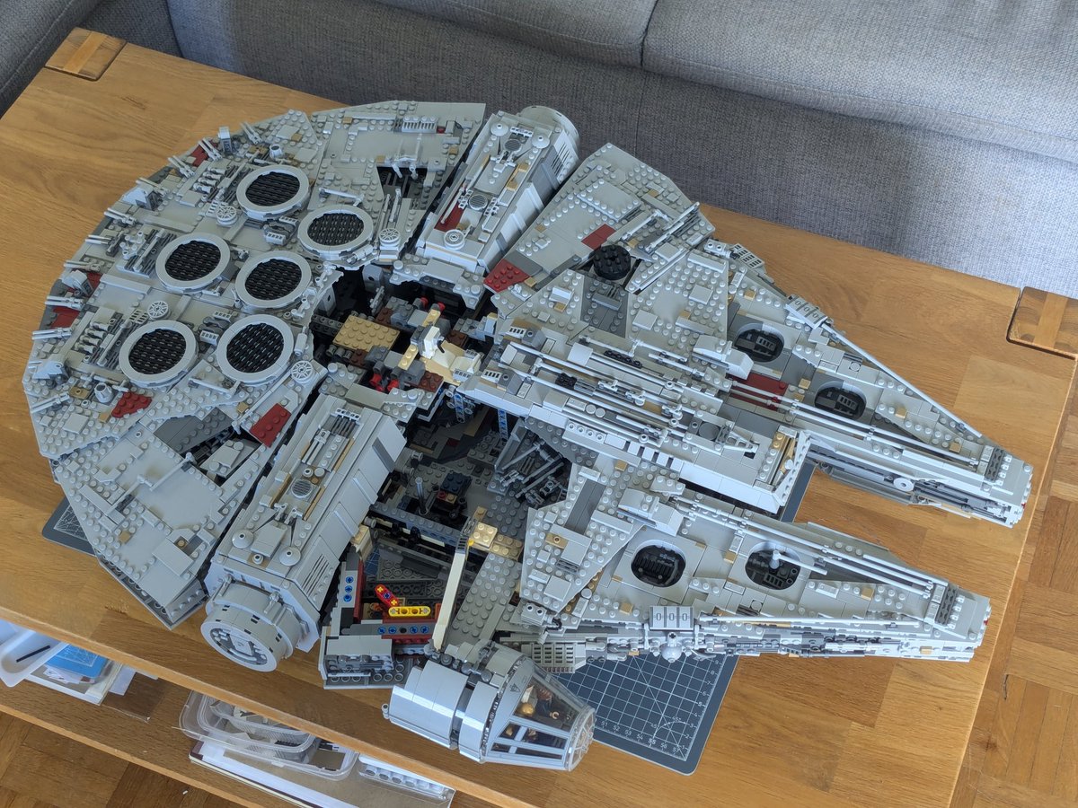 Kabina na zbytku modelu. #lego #MilleniumFalcon #scalemodel #JFFLetterM