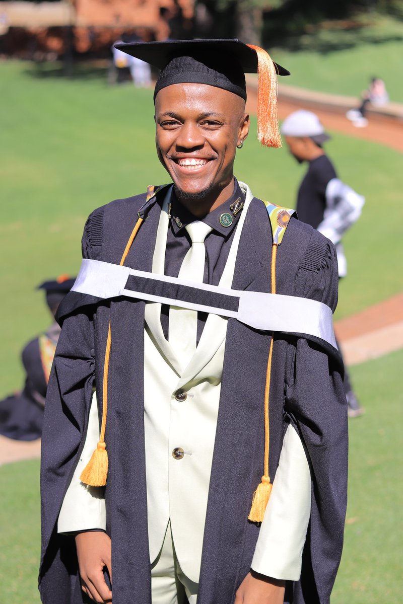 NinoFresko23's tweet photo. traded in the cowboy hat for a new one ! 🎓😉 https://t.co/fBoqDWA0vJ