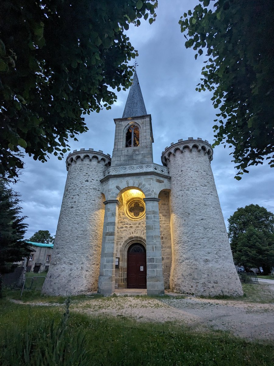 La très surprenante église fortifiée de Dorat dans le Puy-de-Dôme.