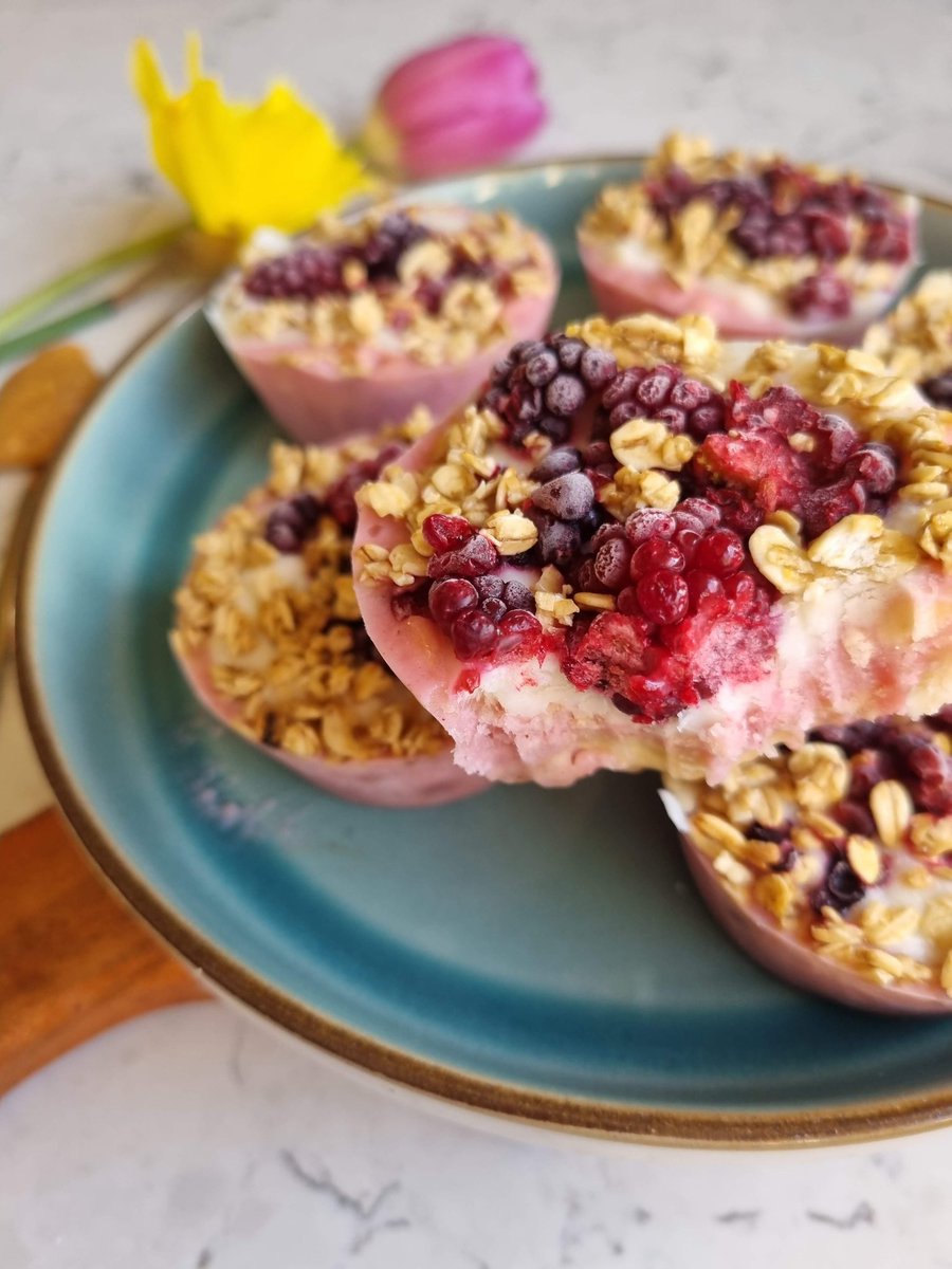 SpamellaB's tweet photo. Happy Bank Holiday Monday! 🙌 Frozen Berry Yogurt Cups 🍓🫐🍒🍌❄️
https://t.co/lqnDDxKvPS https://t.co/7z8iWuxNGR