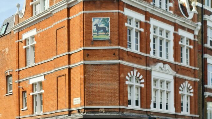 What do the Black Dog pub in Vauxhall and Taylor Swift have in common? More than you might think! Read more about this unlikely relationship in London Met student site Holloway Express: hollowayexpress.org.uk/lyrical-landma…