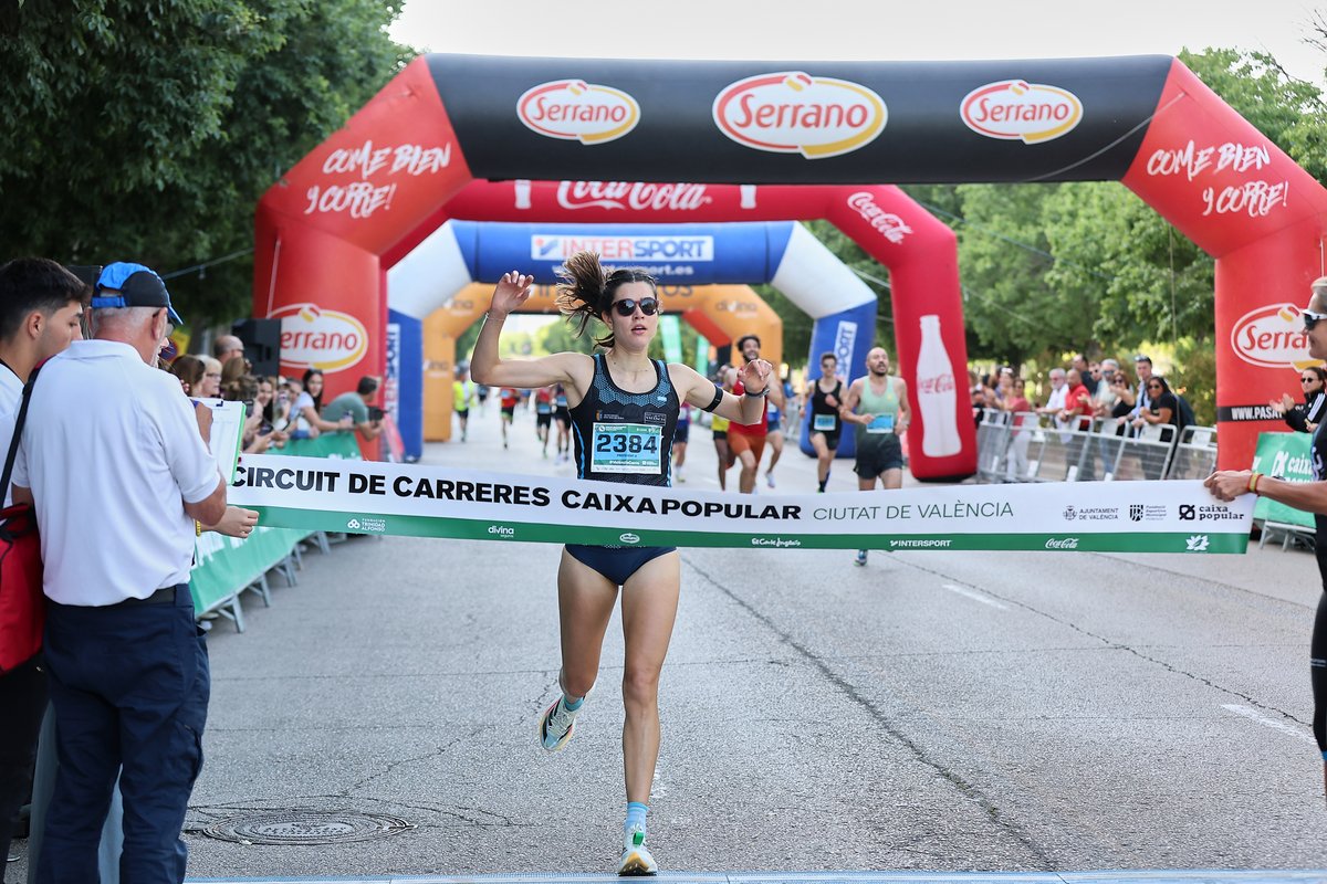 😍¡Más de 4.500 enhorabuenas! 😊Convertisteis las amplias avenidas de #PenyaRoja y #LaCreudelGrau en una fiesta del running en la VI Carrera Marta Férnandez de Castro 🥇Ganador masculino: Borja Añón (14:53) 🏅Ganadora femenina: Alicia Álvarez (17:13) 👉 t.ly/OZb0I