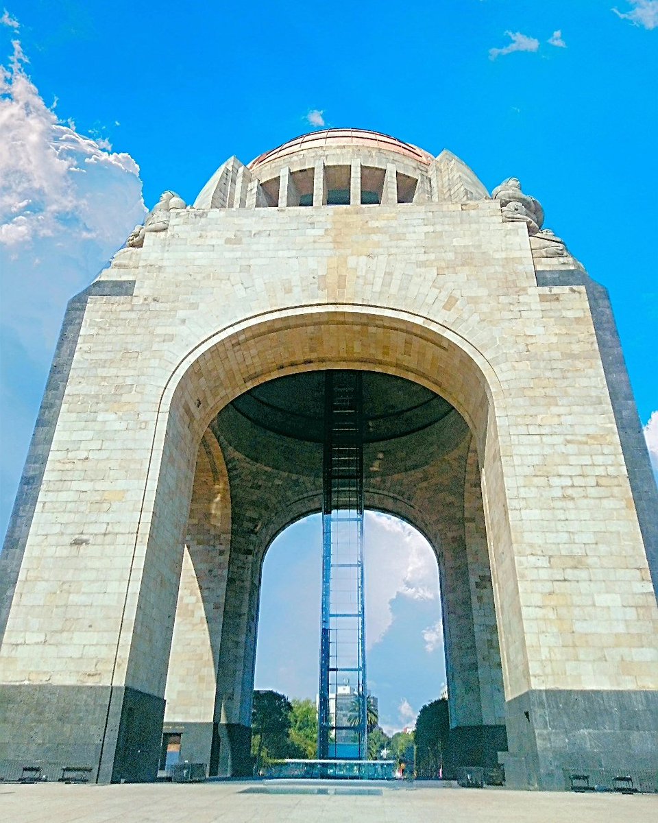 El Monumento a la Revolución es una obra arquitectónica y un mausoleo dedicado a la conmemoración de la Revolución mexicana. 

#uncafeconchris #mexicoparatodos #mexicomagico #cdmxparatodos #monumentoalarevolucion