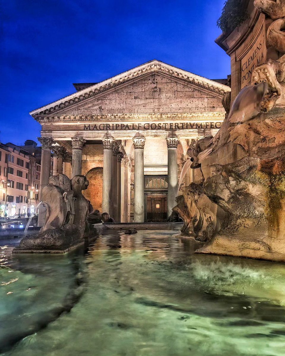 Il Pantheon avvolto nell'oscurità. The Pantheon shrouded in darkness. 📸 IG: davidinobu #visitrome