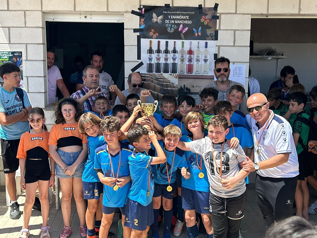 OlimpicoVdo's tweet photo. 🏆CAMPEONES🏆
 
⚽Este sabado se han proclamado CAMPEONES 💪🏾 nuestro equipo Benjamín de Grigol en el Torneo "Bodegas Taray" en Las Mesas

🏆ENHORABUENA CHICOS, SEGUIR CRECIENDO

📸 https://t.co/Jkoj525LvC