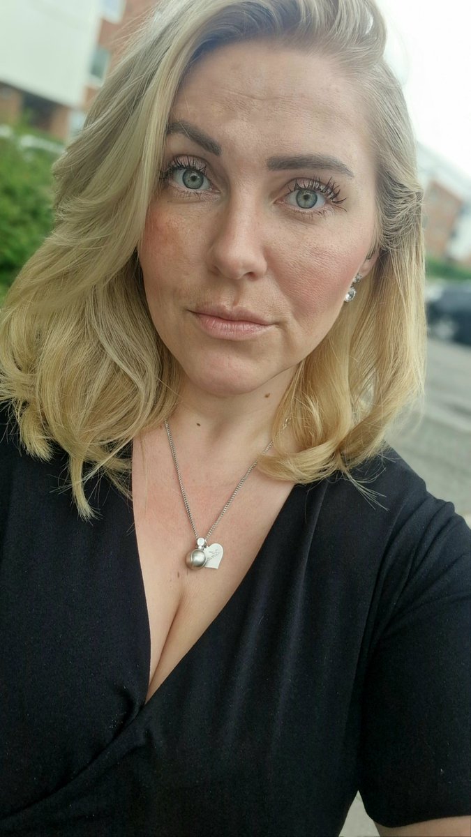 Min B-uppsats är äntligen inne efter många om och men! Nu håller vi tummarna för att den blir godkänd sen ser jag fram emot SOMMARLOV 🍀🌻⭐️⭐️ #UNI #mff