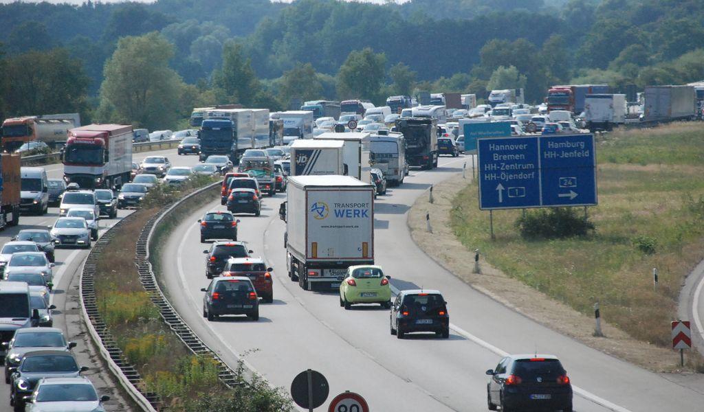 Mehrere Baustellen bei Hamburg: Auf den Autobahnen drohen jetzt lange Staus bit.ly/3Ve3yBF