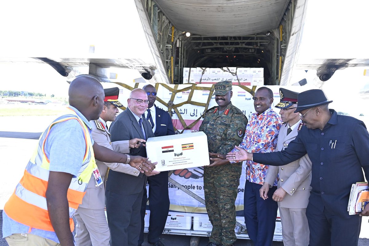 MAAIF_Uganda's tweet image. Ministry leadership was represented at the handover event at Entebbe International Airport by  Hon. @FrankTumwebazek, Hon. @DrRwamiramaBK,
@PS_MAAIF and @CahMaaif , as part of a delegation led by @cdfupdf Gen. @mkainerugaba .

#FMDControlUG
