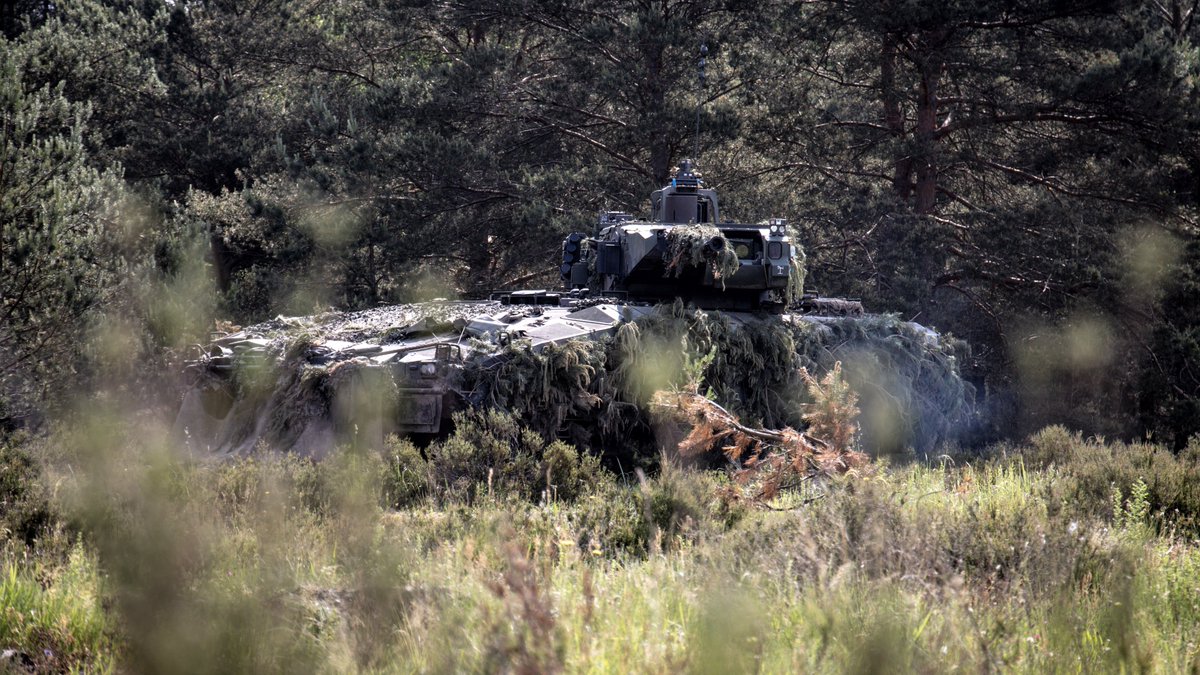 Für die #LVBV schnell & effektiv gefechtsbereit: Rund 2.000 Soldatinnen & Soldaten der #Panzerlehrbrigade9 #Heer verlegen mit 280 Fahrzeugen von Klietz über Storkau ins #GÜZ. Highlight und Teil der Übung Heidesturm ist eine freilaufende Übung im Angriff. #StrongTogether