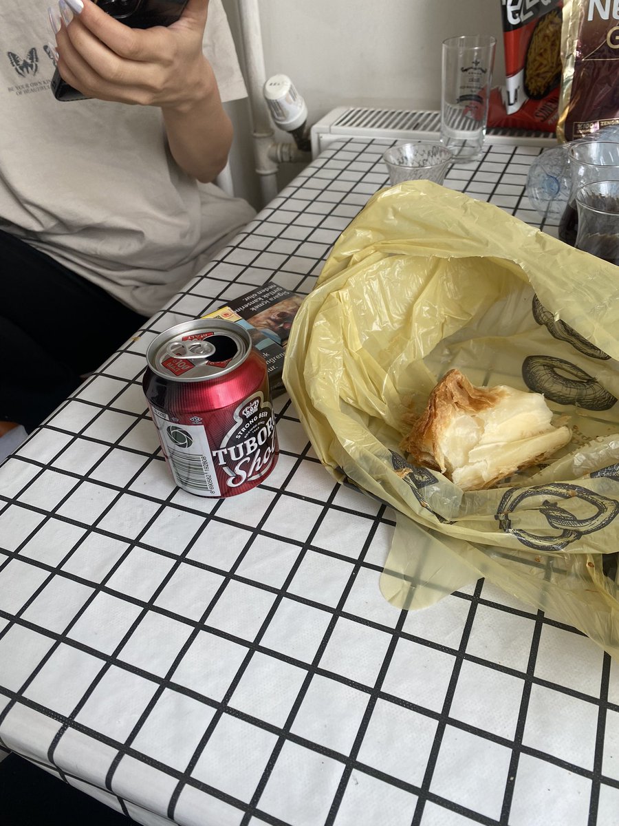 Hayatı alt üst olmuş kız kahvaltısı