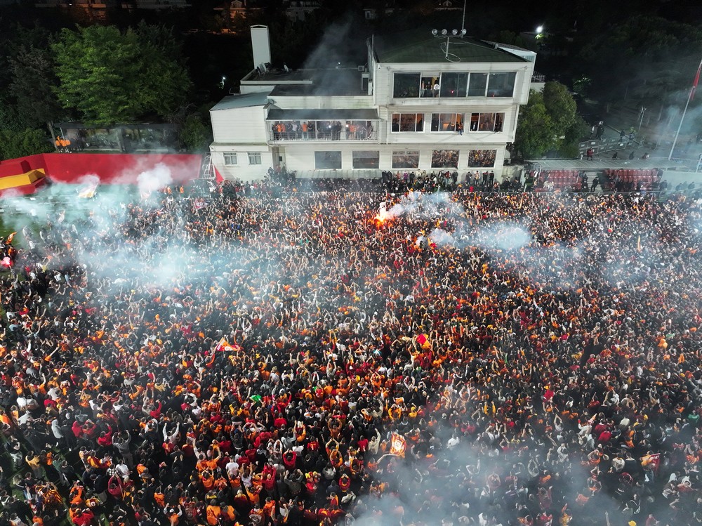 Galatasaray'ın şampiyonluk kutlamalarından unutulmaz anlar. (Flood)