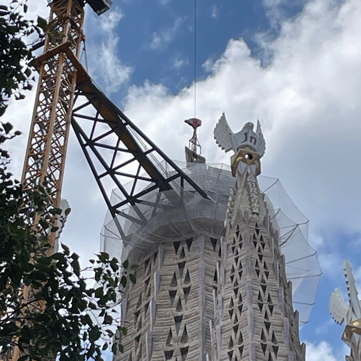 5.24 バルセロナ, サグラダファミリア
生誕のファザード, 外尾悦郎さんの素晴らしい作品群
ちょうど塔の一部となる石材をクレーンで持ち上げていた