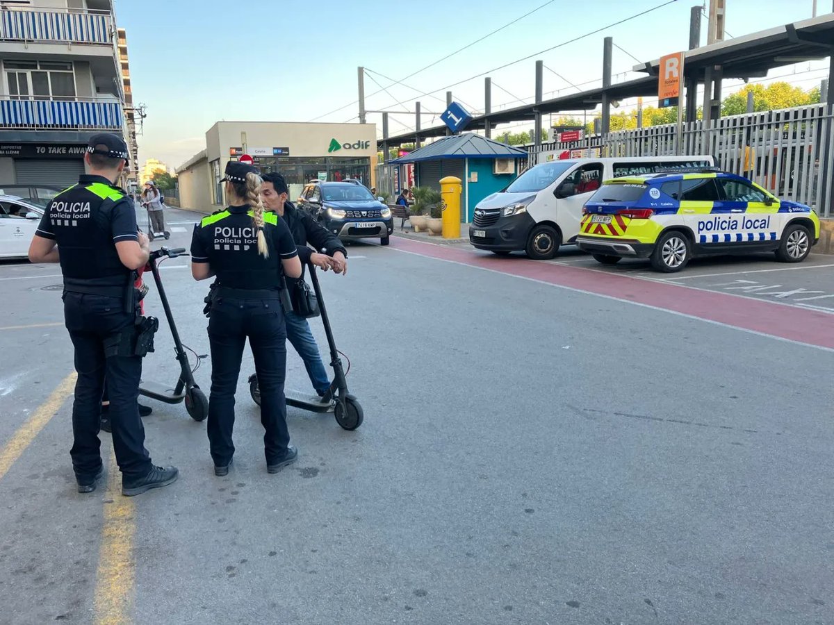 🚔🛴 La Policia Local de Calella realitzem controls de trànsit per tal de prevenir infraccions i accidents.

👮‍♀️👮‍♂️Aquests dies duem a terme controls per la campanya de patinets elèctrics (VMP) a diferents punts de #Calella