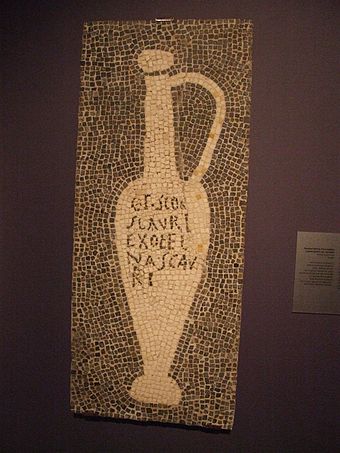 #MosaicMonday Mosaic depicting a 'Flower of Garum' jug with a titulus reading 'from the workshop of [the garum importer Aulus Umbricius] Scaurus' #Pompeii #Archaeology #History #Art (1 of 2) For more on Aulus 👇