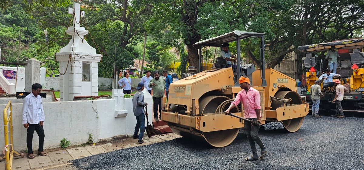 Commenced Hot mixing of roads at various places in Taleigao constituency which will improve the overall road infrastructure and traffic flow in the area. 

#InfrastructureDevelopment #TaleigaoFirst