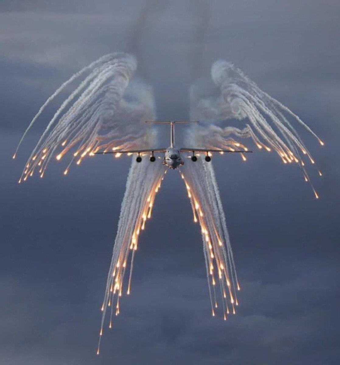 The #USAirForce uses the call sign Angel Flight for the planes carrying our #FallenHeroes 🇺🇸 The flare Salute looks like Angel Wings. Today we remember all those who’ve been carried on #AngelFlights & those who’ve been lost on the battlefield #MemorialDay