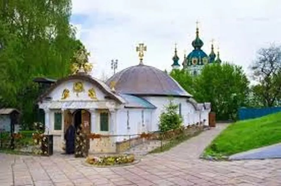 Photo : l’Eglise détruite de nuit par les agents de Zelenski. Comme sous l’union soviétique, où l’Eglise était persécutée aussi pour des raisons « légales », l’église orthodoxe d’Ukraine, descendante des apôtres du Christ, est persécutée sous le régime Zelenski et son sponsor