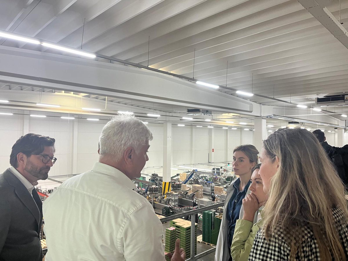 Op uitnodiging van het #GroentenFruitHuis heeft een delegatie van <a href="/VoltNederland/">Volt Nederland 👋</a> onder leiding van <a href="/annastrolenberg/">Anna Strolenberg</a> op 24 mei een bezoek gebracht aan Harvest House. Een gelegenheid om in gesprek te gaan met de groente- en fruitsector voor <a href="/Europarl_NL/">Europees Parlement NL</a>. #Europa2024 @erik_van_lith