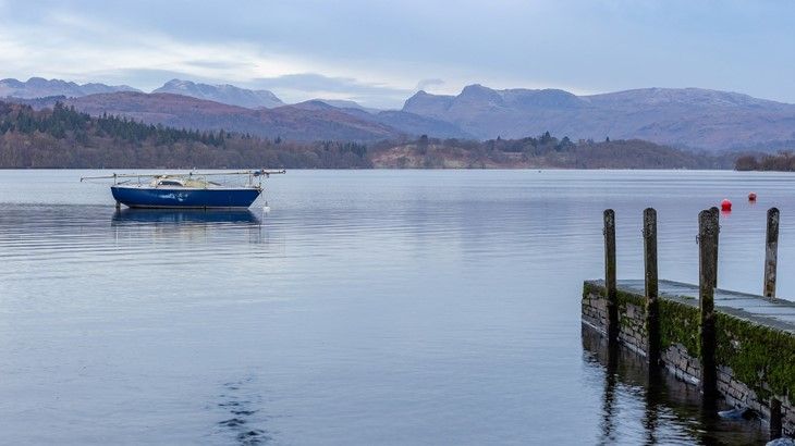 💧 🏞️ It's inspired countless creatives over the centuries, and you can reach it by cycling. 🔽 Follow the #LittleRedSign to Windermere and more stunning landmarks in our Seven Wonders of the National Cycle Network blog buff.ly/4bJ8VOK