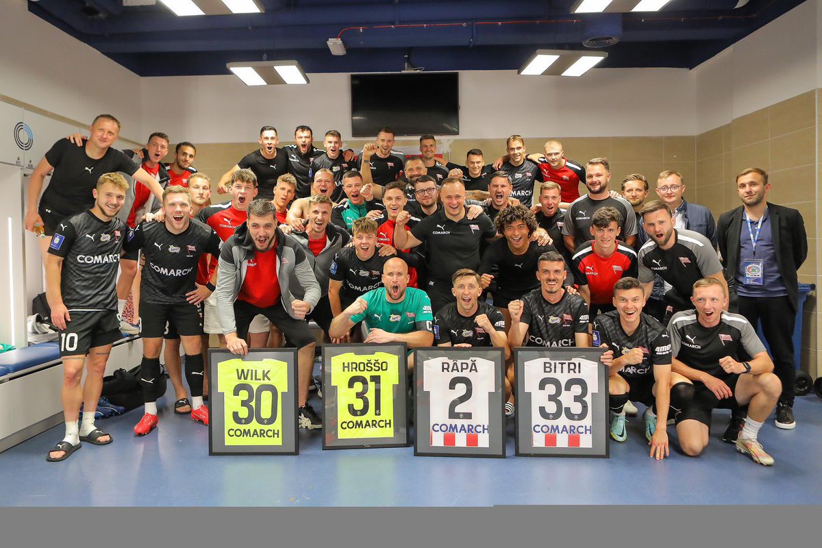 Palczews1Maciek's tweet photo. Czasem nie trzeba nic mówić !!!⚪️🔴Dziękuję : Drużynie , Sztabowi , Marcin Cabaj ( wykonaliśmy zadanie 🫡👌) , Bramkarzom ( Lucas&amp;Madej&amp;Golo ) , Trenerom bramkarzy Akademii  @sendor_ek 
Kibicom - wielki szacunek 🫡💪
⚪️🔴 https://t.co/OzoMgo0nZF