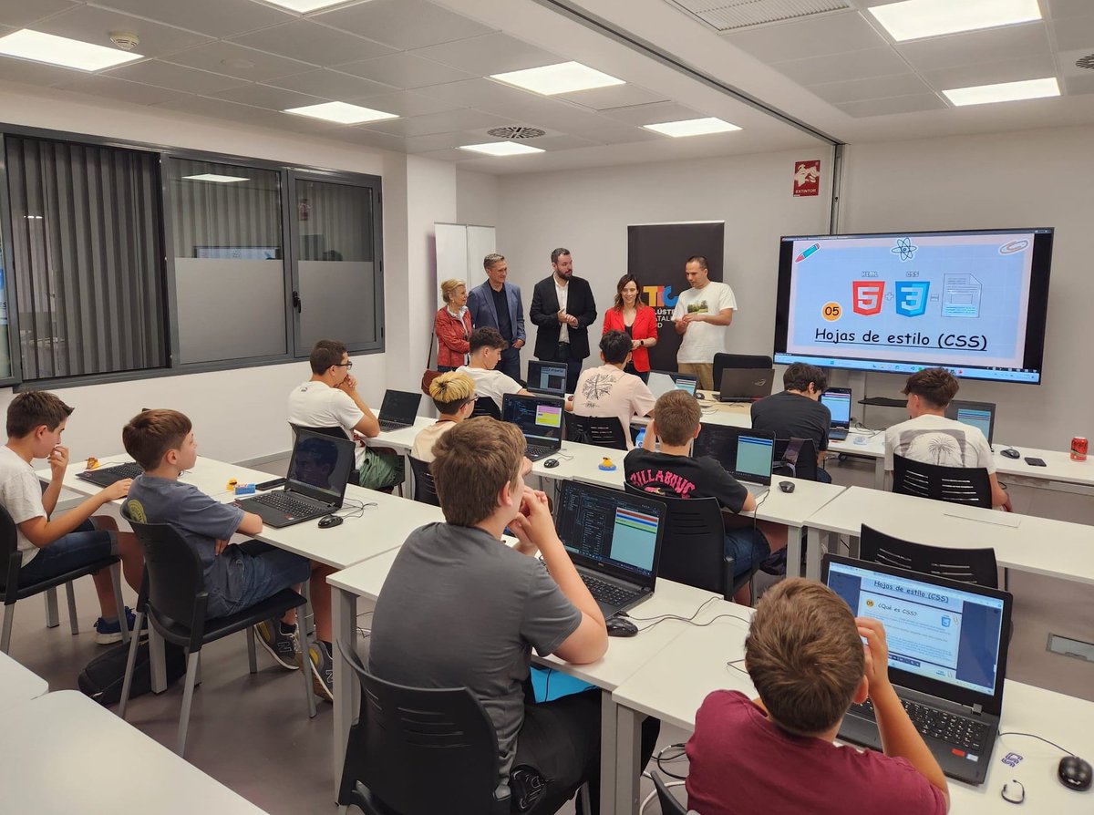 sergi_novo's tweet photo. Enhorabona a tot el grup!🙌 Cloenda del #minibootcamp amb adolescents de 12 a 16 anys del Clúster @TICSud amb el suport de @RedessaReus i @reus_cat!📌 Seguim fomentant les #vocacionsTIC entre els més joves!📈 ✅️ https://t.co/QztzdJU1QS
