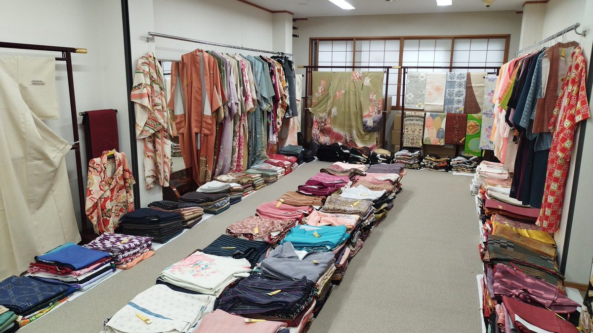 明日定休日ですが、昔のきもの市開催します。110円の着物が、いっぱいありますよ!!