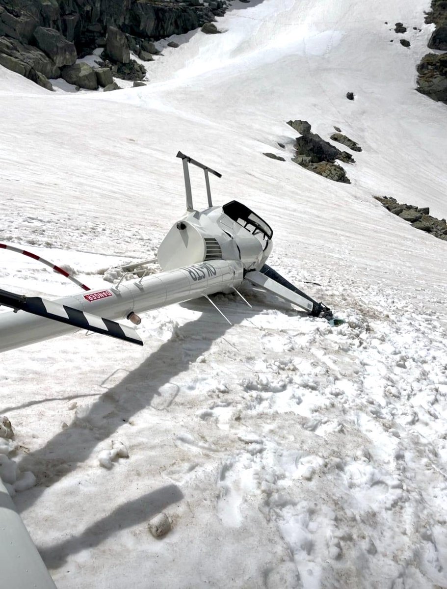 🚁 On May 25, a helicopter crashed near Chata pod Rysmi in the #HighTatras. The #helicopter landed on a snowfield, avoiding rocks. One person was injured. 📸: Viktor Beránek #ThisIsSlovakia #mountains #robinsonr44 #news #crash