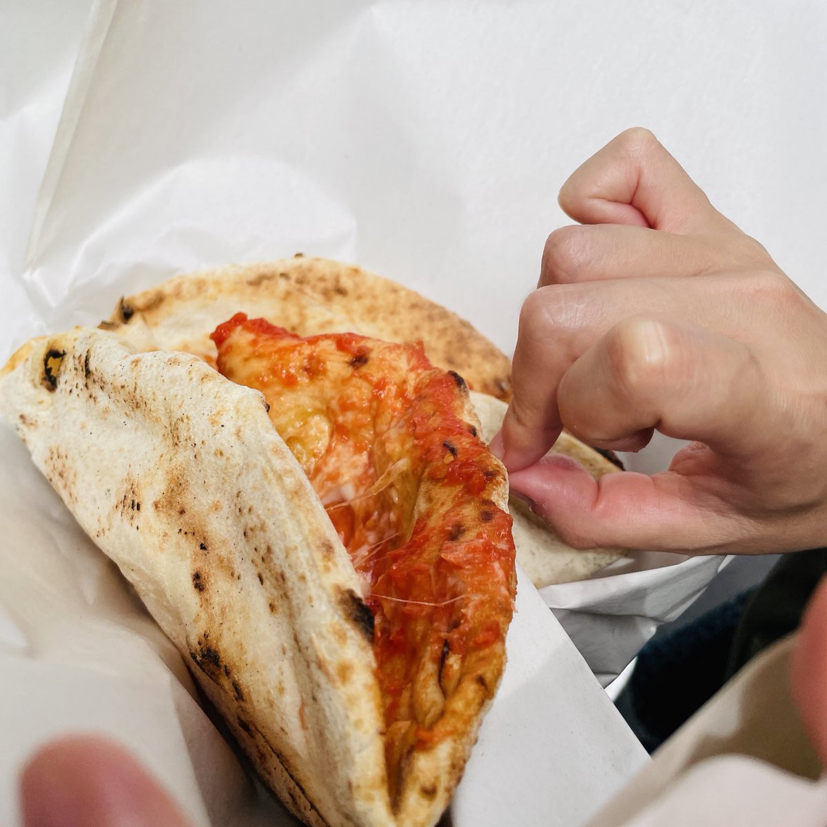 5.20 ナポリ,
ヌオーヴォ城近くのピザ屋
ポートフォリア(財布型) 折り畳まれた食べ歩き用のピザ