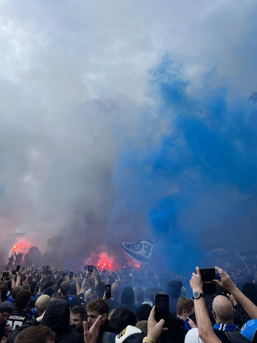 TRaevens's tweet photo. Leve onze club van Brugge. KAMPIOENEEEEEEE 💙🖤 @ClubBrugge #CLUCER #Clubbrugge https://t.co/eGhD6ASvZ3