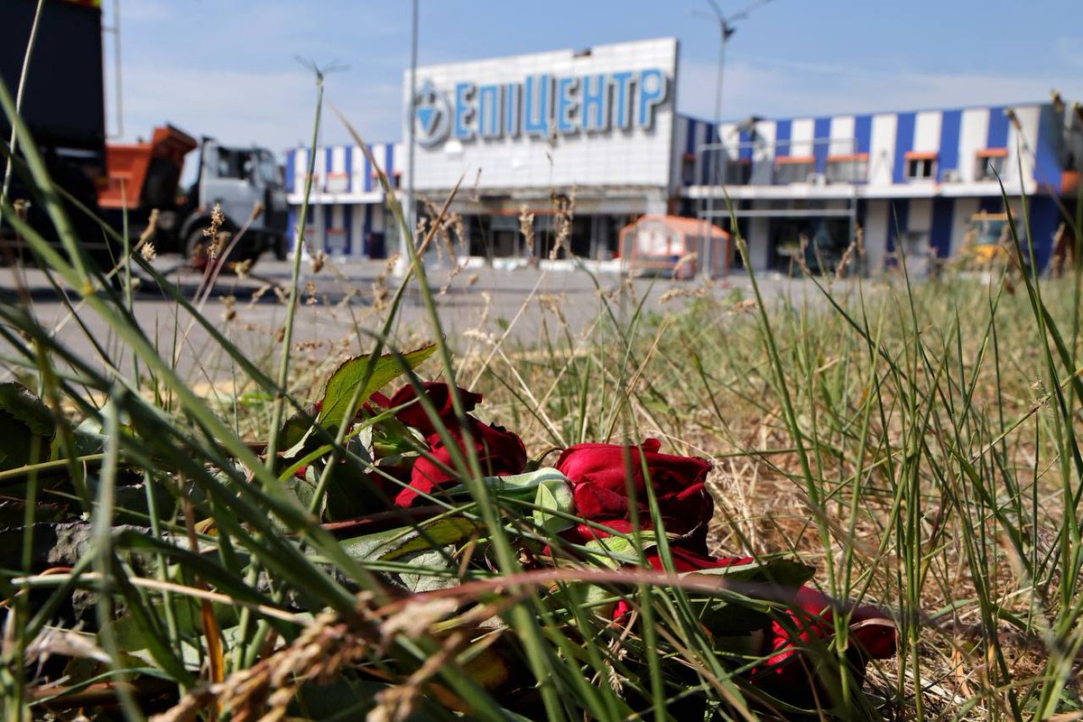 May 27 has been declared a day of mourning for the victims of Russian strikes in #Kharkiv. 16 people were killed as a result of the strike of two guided aerial bombs on the 'Epicenter' construction hypermarket on Saturday.