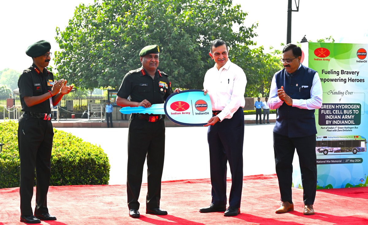 adgpi's tweet image. In a significant stride, a Memorandum of Understanding (MoU) was signed between #IndianArmy &amp;amp; Indian Oil Corporation Limited #IOCL in presence of General Manoj Pande #COAS and Mr Shrikant Madhav Vaidya, Chairman of Indian Oil, during an event in New Delhi.

Displaying a firm…