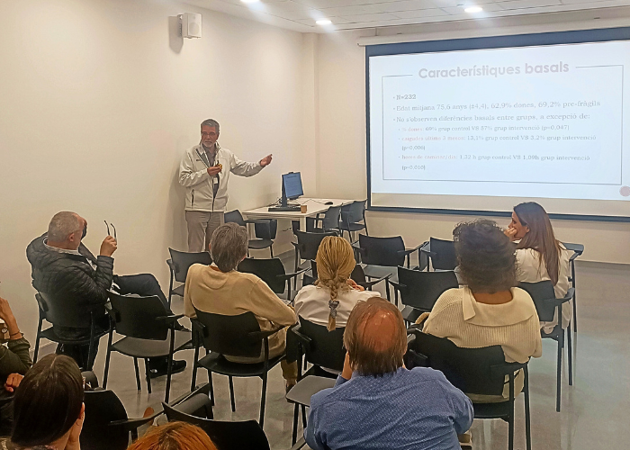 CSdMaresme's tweet photo. 🔬 Cada mes, el #GRESFD del Consorci organitza sessions formatives per a professionals de la #salut i investigadors. Aquest mes de maig s'han presentat temes rellevants en l'àmbit de la #fragilitat: avenços més recents i millors pràctiques.

🔗 Més info a: https://t.co/sg7K8Avh43 https://t.co/YKeSWeJN88