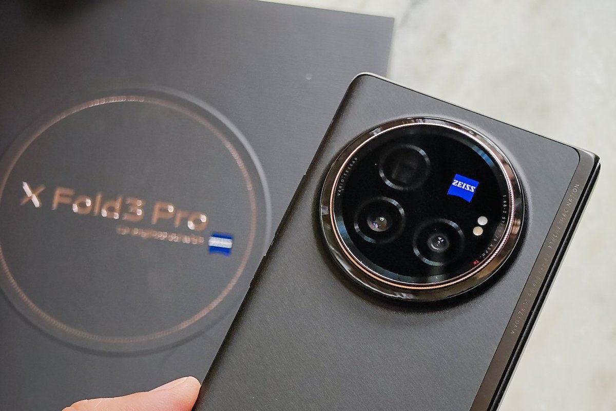 athenil_media's tweet photo. We aren't allowed to talk much about the upcoming Vivo X Fold 3 Pro, but here's a quick look at the back design and the camera module. 

Stay tuned to @athenil_media for more details after the Vivo X Fold 3 Pro's launch on June 6th.

#vivo #vivoxfold3 #android #foldingphone #5gphone