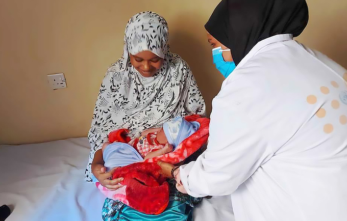 🌊 Floods in Beletweyne,🇸🇴 have closed two @USAID's MLCC centers, disrupting health services.👩‍⚕️Nurse midwives now offer maternal & childcare from higher ground. @UNFPA provides emergency maternal & newborn care & tackles gender-based violence among displaced populations.🚑🍼