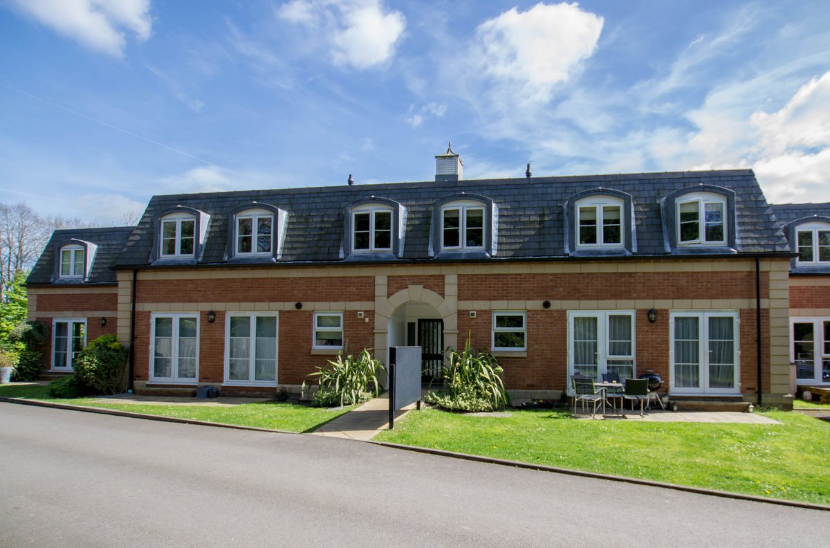 High end select gated development - Very special communal walled garden - Master has built in wardrobes and en suite - Allocated parking £1,425 pcm
onre.globalnoticeboard.com/notice.php?q=7…