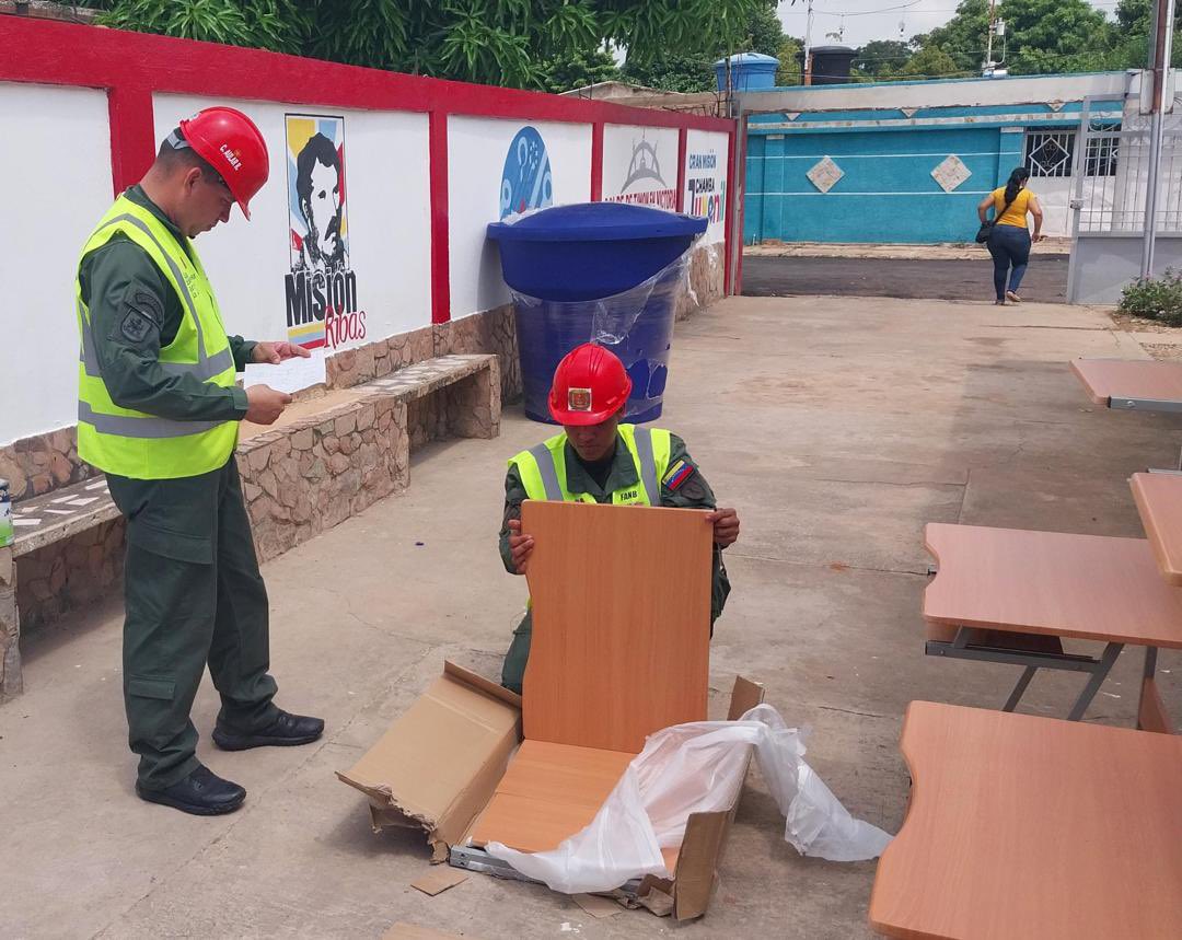 #FANB de la mano con el pueblo elaborando pupitres para nuestros alumnos !!! 
#BricomilesEnAcción ! 
#IntegrarEsVencer