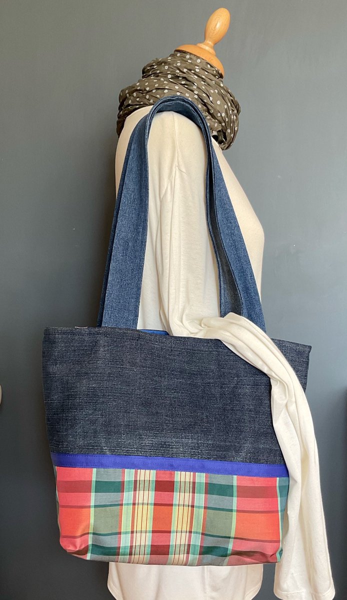 The most useful of bags, has its own zipped clip-in purse, soft wide handles and oodles of space #elevenseshour #shopindie #MHHSBD buff.ly/2F1nKi1