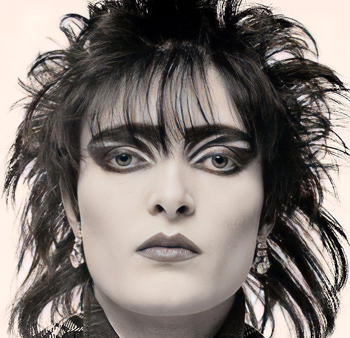 Happy Birthday to this wonderful lady and lead singer with the brilliant Siouxsie and the Banshees,

Siouxsie Sioux is 67 years young today 

📷 Fin Costello 

@NewWaveAndPunk #siouxsieandthebanshees #siouxsiesioux #music #80s #femaleartist #singer