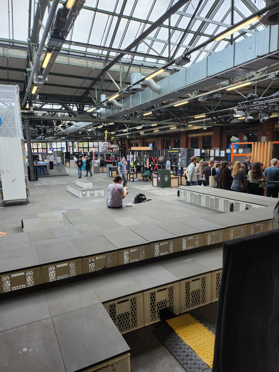 Nice, nice, nice. Und die ersten Unterhaltungen an den Ständen habe ich auch schon hinter mir. #rp24