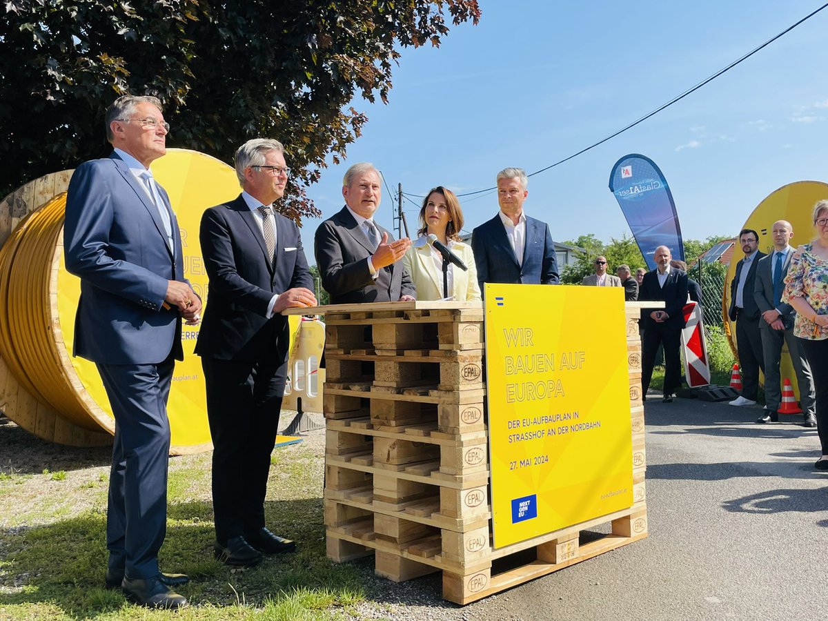 Der EU-Aufbauplan 🇪🇺📈 fördert den Breitband-Ausbau in Österreich 🇦🇹 mit 456 Mio € – zum Beispiel in Strasshof an der Nordbahn. @JHahnEU: Will man wettbewerbsfähig sein, darf man nicht auf der Leitung stehen, sondern muss Leitungen bauen.