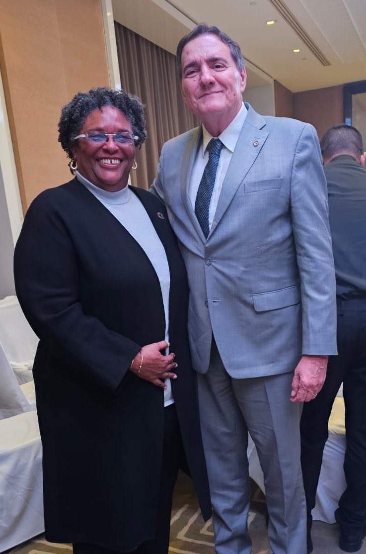 Delighted to meet🇧🇧 Prime Minister @miaamormottley , a champion of equity, development financing, climate action, NCDs and AMR, among others! Congratulations for the @WHO DG award for global health, and count on @pahowho to tackle health challenges in the Caribbean. #WHA77