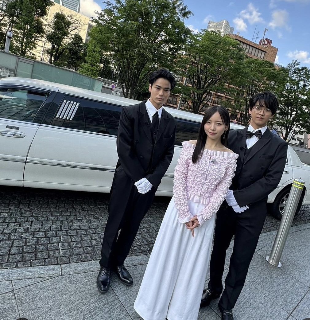 nimarukyonko's tweet photo. 先々週だったか？木か金曜日？忘れてしまったが、テレ朝通ったら写真と同じ車種の白いリムジンがいて目立ってた！
このリムジンはキョコロヒーのためだったのかな？
@kyoccorohee
#キョコロヒー
#齊藤京子 https://t.co/Bwsgjl3u6F